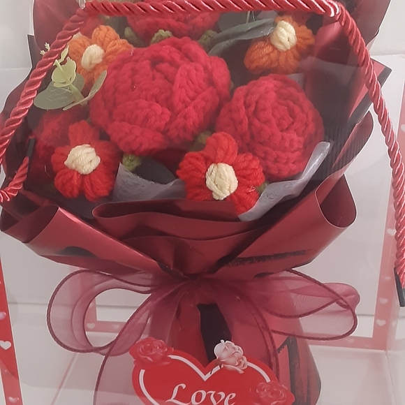 Handcrafted Red Crochet Flower Bouquet Come In A Clear Gift Box/w Red Heart - Picture 2 of 4